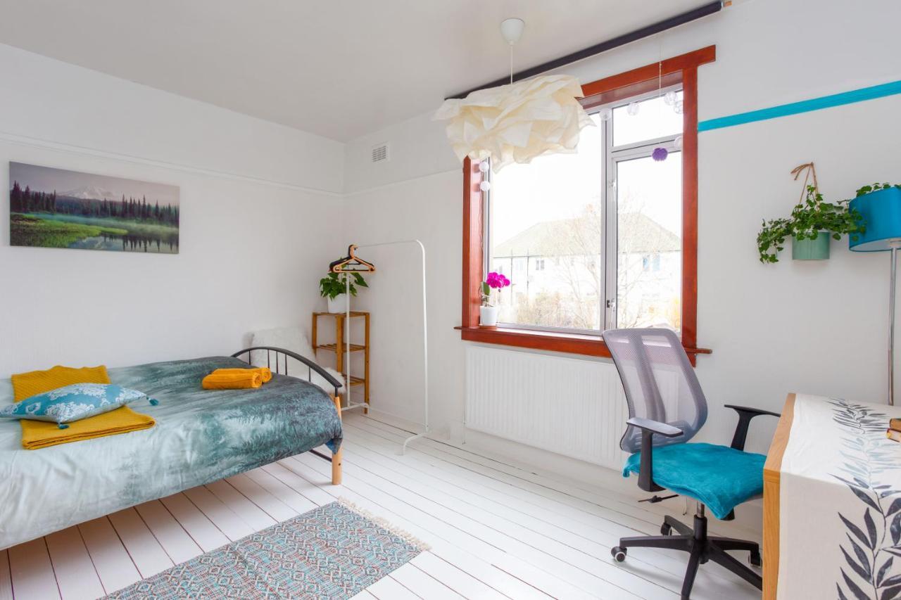 Bright & Spacious Double Room With Garden View- Close To Airport & City Centre Edimburgo Exterior foto
